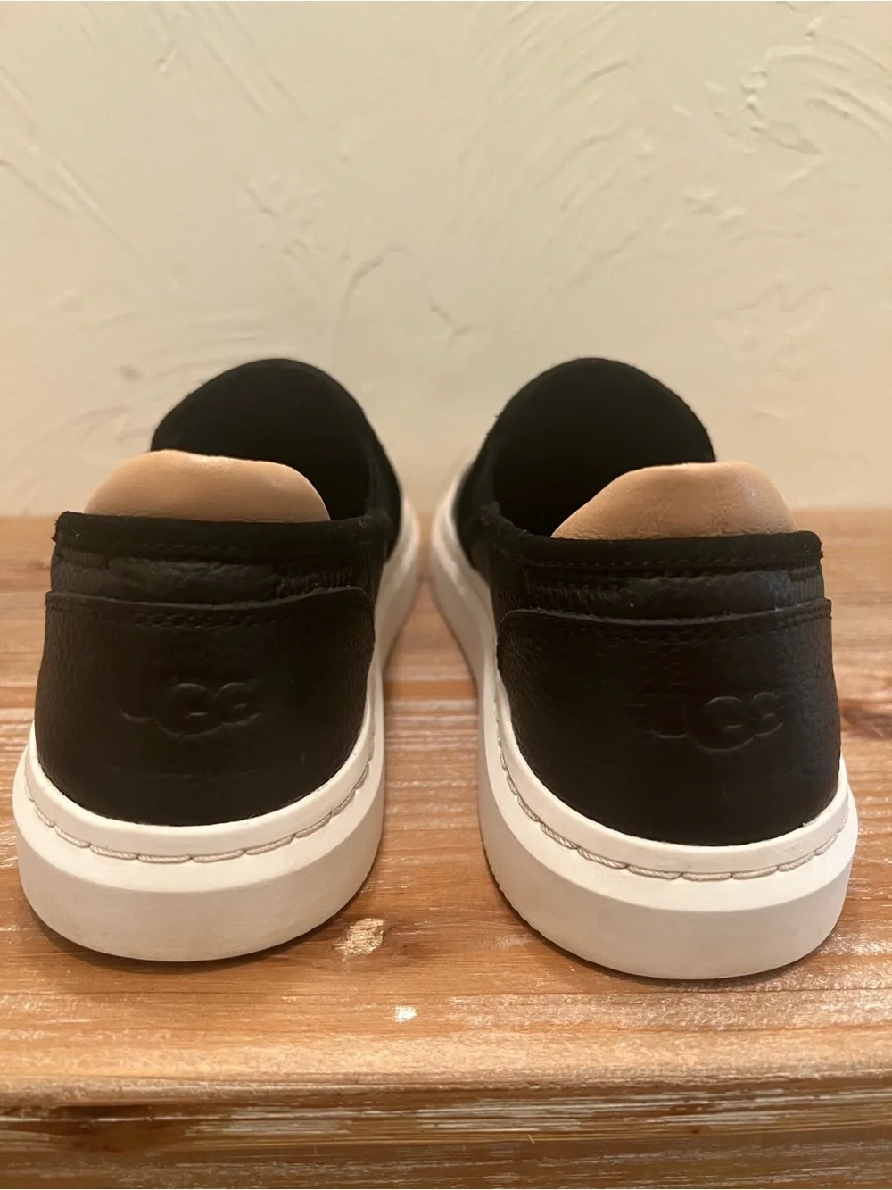 UGG Alameda Women’s Black Leather Slip-On Sneakers with White Sole Size 8 - Picture 5 of 8